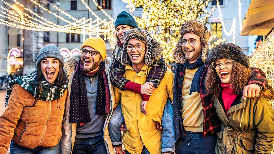 München Weihnachtsmarkt glückliche Personen
